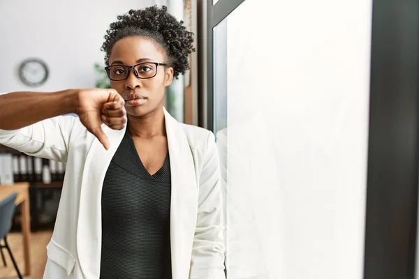 Mulher Negócios Africano Trabalhando Escritório Com Cara Irritada Sinal Negativo — Fotografia de Stock
