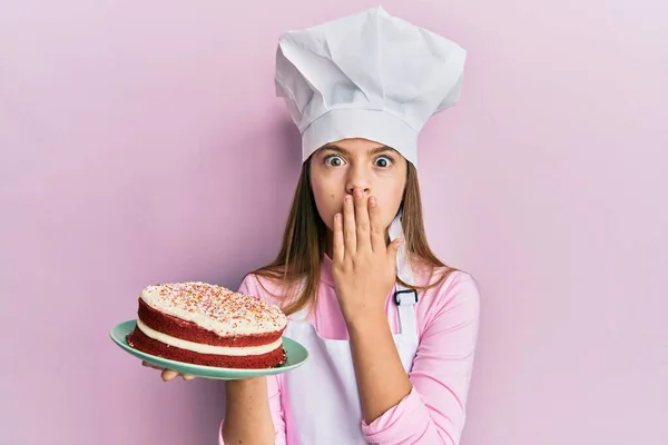 Vacker Brunett Liten Flicka Bär Bagare Uniform Håller Hemmagjord Tårta — Stockfoto