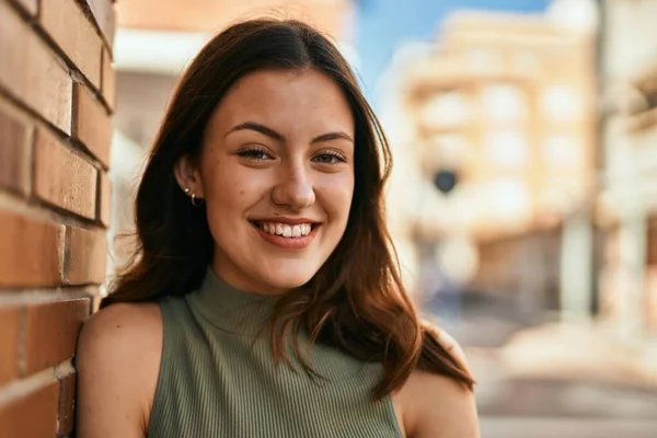 Jovem Caucasiana Sorrindo Feliz Cidade — Fotografia de Stock