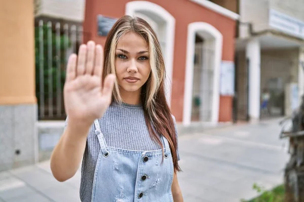 年轻的高加索女人在户外用手掌停止歌唱 用消极而严肃的手势警告人 — 图库照片