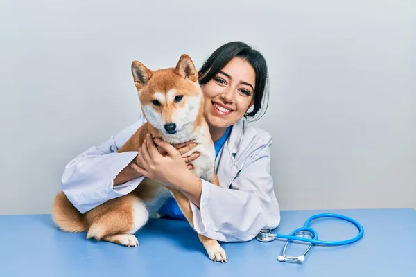 Veterinaria Mujer Vistiendo Uniforme Clínica Abrazando Perro Con Amor —  Fotos de Stock