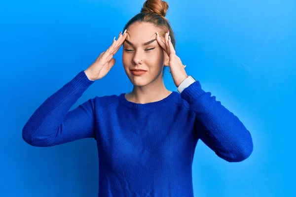 Junge Blonde Frau Lässiger Kleidung Mit Hand Auf Dem Kopf — Stockfoto