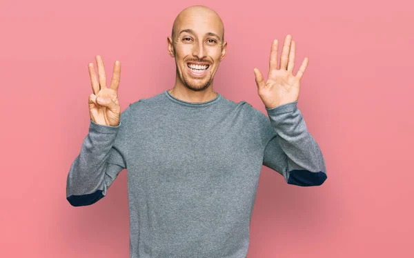 Homem Careca Com Barba Vestindo Roupas Casuais Mostrando Apontando Para — Fotografia de Stock