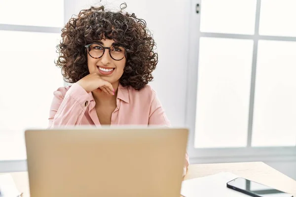 Młoda Bizneswoman Bliskiego Wschodu Korzystająca Laptopa Pracującego Biurze — Zdjęcie stockowe