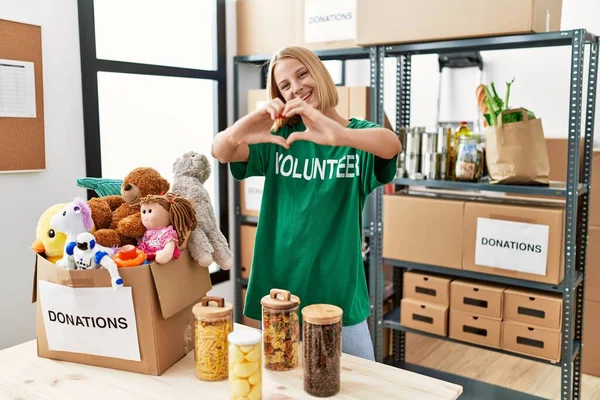 Mulher Caucasiana Jovem Vestindo Shirt Voluntária Doações Stand Sorrindo Amor — Fotografia de Stock