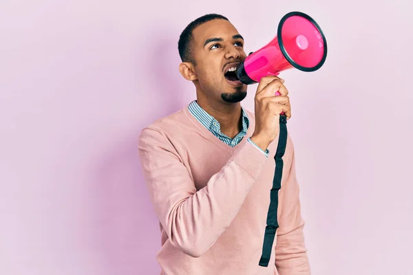 Молодий Афроамериканець Кричить Кричить Крізь Мегафон Над Рожевим Ізольованим Фоном — стокове фото