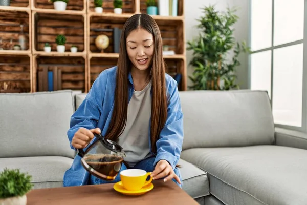 Ung Kinesisk Flicka Dricker Kaffe Sittandes Soffan Hemma — Stockfoto