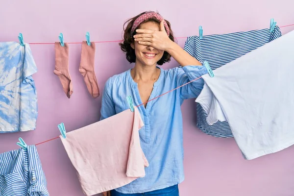 Young Brunette Woman Doing Laundry String Hangs Smiling Laughing Hand — Stock Photo, Image