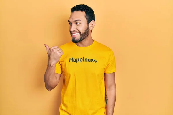 Hispanischer Mann Mit Bart Trägt Shirt Mit Glückwunschbotschaft Lächelnd Mit — Stockfoto