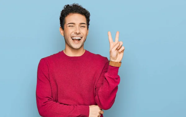 Homem Bonito Jovem Vestindo Roupas Casuais Sorrindo Com Rosto Feliz — Fotografia de Stock