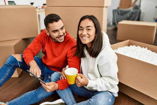 Young Latin Couple Drinking Coffee Using Touchpad New Home — Stock Photo, Image