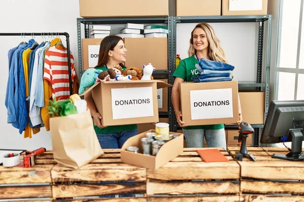 Två Unga Volontärer Kvinna Som Håller Donationer Lådor Arbetar Välgörenhetscenter — Stockfoto