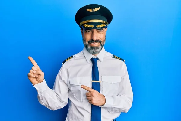 Medelålders Man Med Skägg Och Grått Hår Bär Flygplan Pilot — Stockfoto