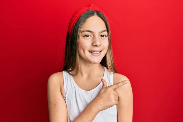 Hermosa Niña Morena Vistiendo Camiseta Blanca Casual Sonriendo Alegre Señalando —  Fotos de Stock