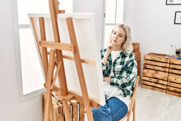 Young Artist Student Girl Concentrated Looking Canvas Art Studio — Stock Photo, Image