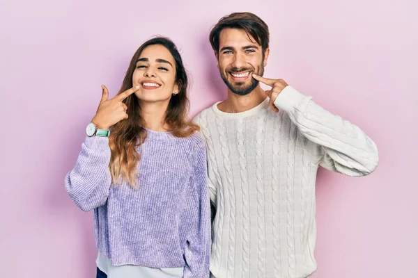 Pareja Hispana Joven Vistiendo Ropa Casual Sonriendo Alegre Mostrando Señalando —  Fotos de Stock