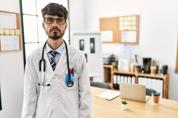 Ofiste Sakallı Doktor Üniforması Giyen Steteskop Takan Spanyol Bir Adam — Stok fotoğraf