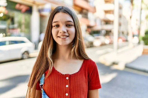 Καυκάσιος Έφηβος Κορίτσι Χαμογελά Χαρούμενος Στέκεται Στην Πόλη — Φωτογραφία Αρχείου