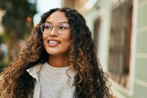 Ung Latinamerikansk Kvinna Ler Lycklig Stående Vid Staden — Stockfoto