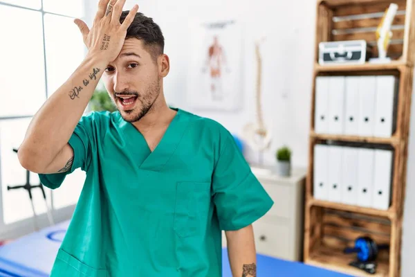 Junger Physiotherapeut Der Der Schmerzklinik Arbeitet Überrascht Mit Der Hand — Stockfoto