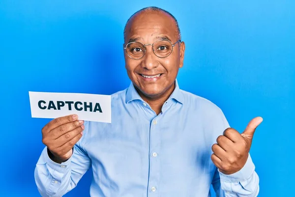 Hombre Latino Mediana Edad Sosteniendo Papel Captcha Mensaje Sonriendo Feliz — Foto de Stock