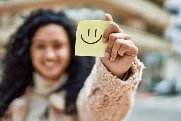 Ung Spansktalende Kvinde Smilende Selvsikker Holder Smil Påmindelse Gaden - Stock-foto
