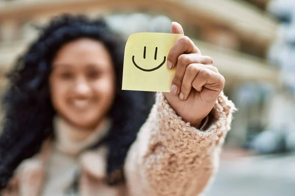 Young Hispanic Woman Smiling Confident Holding Smile Reminder Street — ストック写真