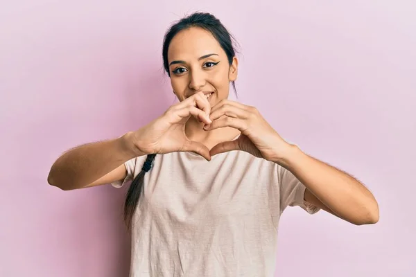 Jong Latijns Amerikaans Meisje Draagt Casual Wit Shirt Glimlachend Liefde — Stockfoto