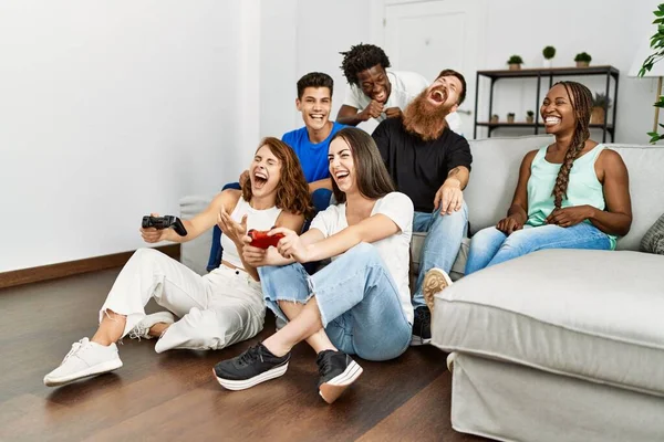 Gruppe Junger Freunde Lächelt Glücklich Beim Videospiel Hause — Stockfoto