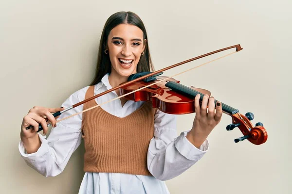 Schöne Brünette Junge Frau Spielt Geige Lächelt Und Lacht Laut — Stockfoto