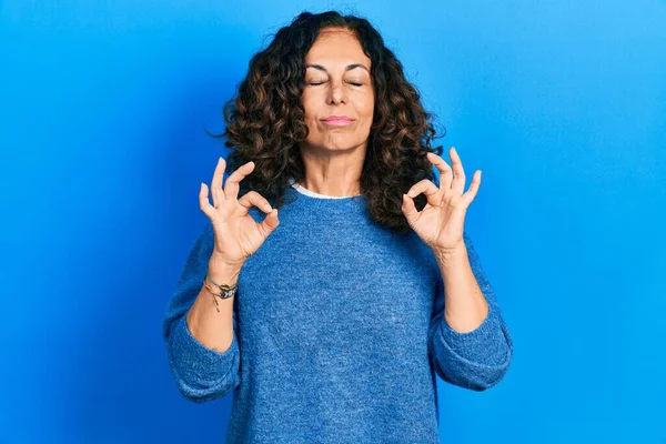 中世のヒスパニック系の女性は カジュアルな服を着てリラックスし 指で瞑想ジェスチャーを行う目を閉じて笑顔 ヨガのコンセプト — ストック写真