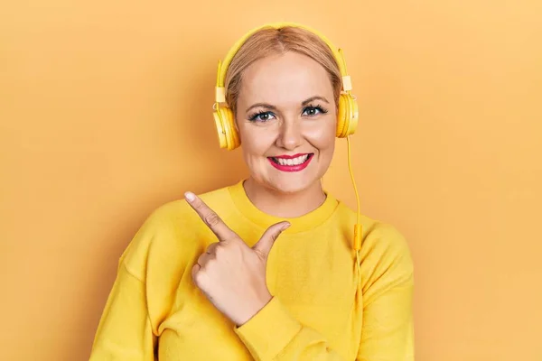 Mujer Rubia Joven Escuchando Música Usando Auriculares Alegres Con Una —  Fotos de Stock