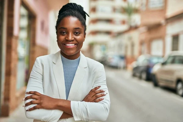 年轻的非洲裔美国女商人高兴地微笑着 双臂交叉地跨入城中 — 图库照片