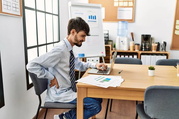 Junger Hispanischer Geschäftsmann Mit Rückenschmerzen Arbeitet Büro — Stockfoto