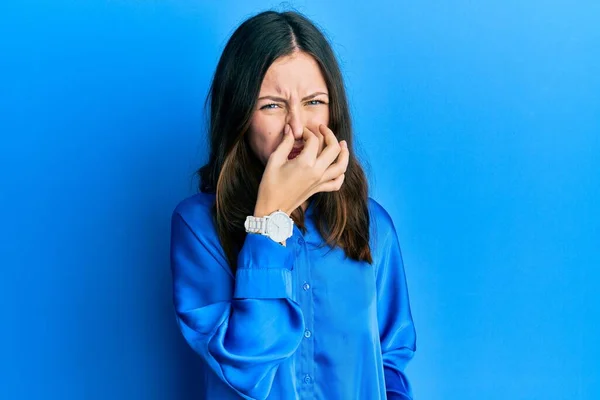 Genç Esmer Kadın Günlük Mavi Tişört Giyiyor Kokuşmuş Iğrenç Bir — Stok fotoğraf