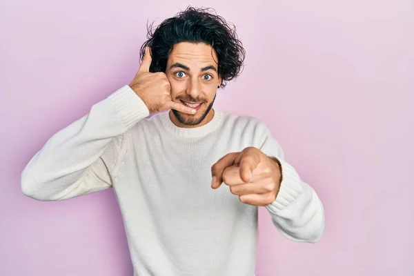 Bonito Hispânico Vestindo Camisola Branca Casual Sorrindo Falando Gesto Telefone — Fotografia de Stock