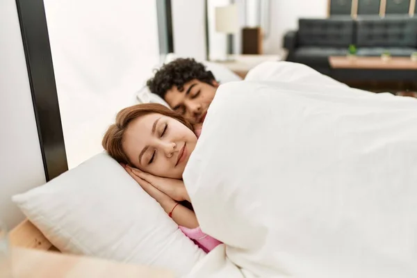 Νεαρό Ζευγάρι Χαμογελά Ευτυχισμένος Κοιμάται Στο Κρεβάτι Στο Υπνοδωμάτιο — Φωτογραφία Αρχείου