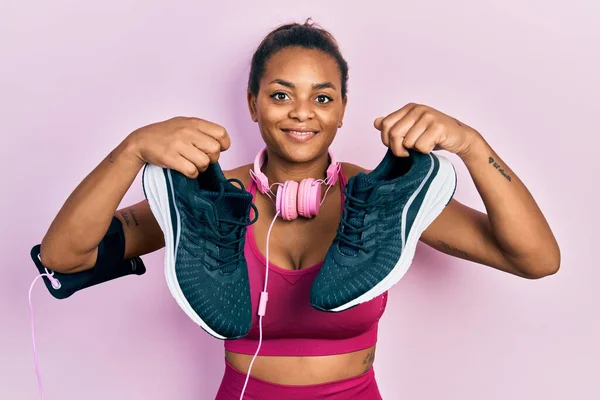 아프리카 미국인 여자가 운동복을 헤드폰을 얼굴에 행복하고 미소를 머금은 운동화를 — 스톡 사진