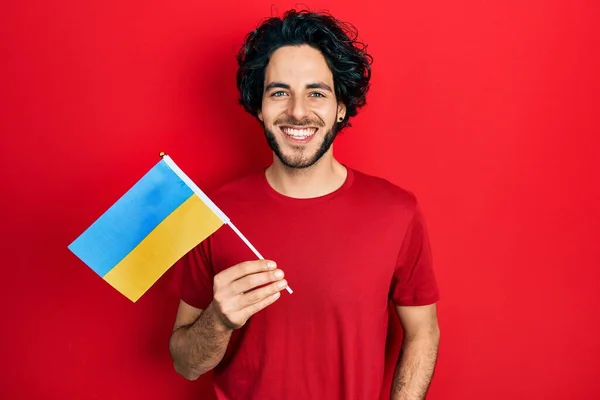 Bonito Homem Hispânico Vestindo Bandeira Ucraniana Olhando Positivo Feliz Sorrindo — Fotografia de Stock