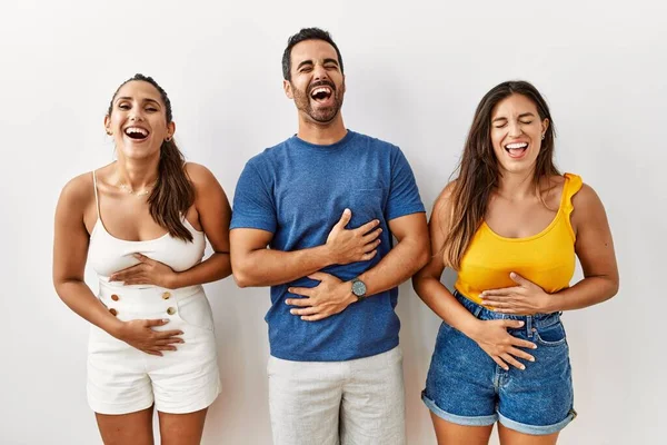 Grupo Jovens Hispânicos Sobre Fundo Isolado Sorrindo Rindo Duramente Voz — Fotografia de Stock