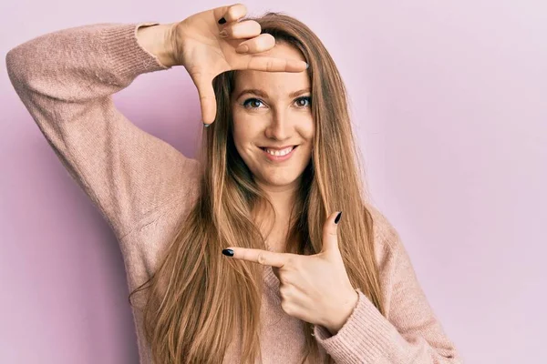 Młoda Blondynka Ubrana Luźny Sweter Uśmiechnięta Ramki Dłońmi Palcami Szczęśliwą — Zdjęcie stockowe