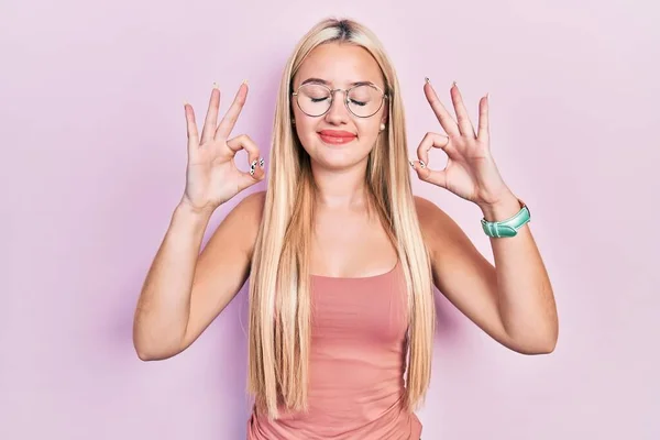 Menina Loira Jovem Vestindo Roupas Casuais Relaxado Sorrindo Com Olhos — Fotografia de Stock