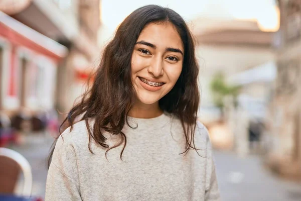 Ung Mellanöstern Flicka Ler Glad Stående Vid Staden — Stockfoto