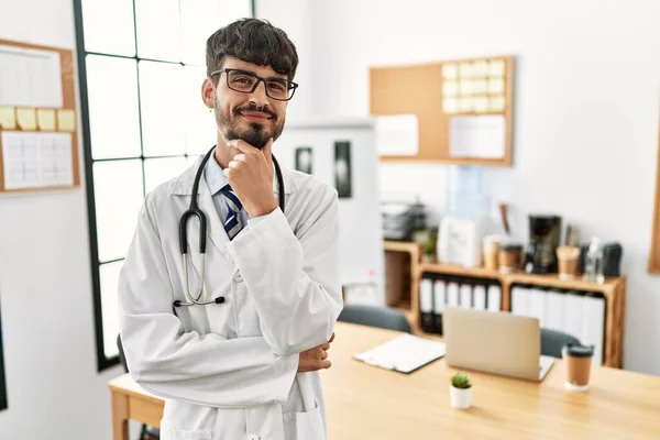 Spaanse Man Met Baard Doktersuniform Stethoscoop Kantoor Vol Vertrouwen Naar — Stockfoto