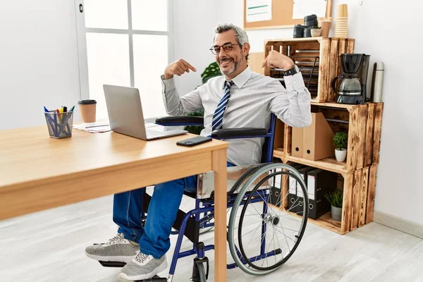 Hombre Hispano Mediana Edad Que Trabaja Oficina Sentado Silla Ruedas — Foto de Stock