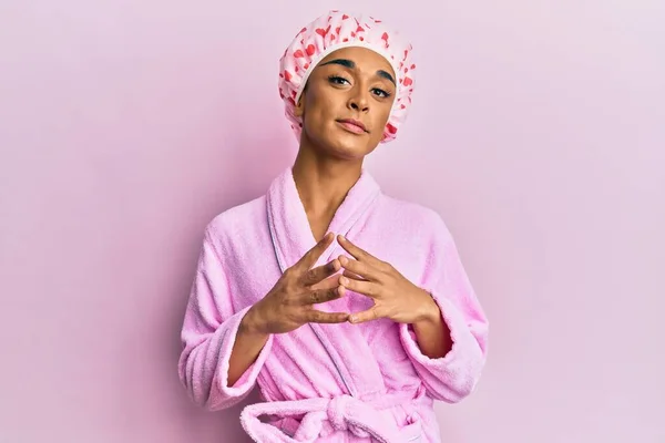 Hiszpan Ubrany Makijaż Noszący Czapkę Ręcznikiem Szlafrok Trzymający Kciuki Uśmiechnięty — Zdjęcie stockowe