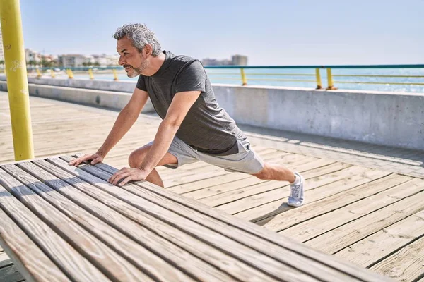 Hombre Hispano Mediana Edad Usando Ropa Deportiva Que Extiende Orilla — Foto de Stock