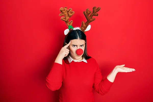 Young Hispanic Woman Wearing Deer Christmas Hat Red Nose Confused — Stock Photo, Image