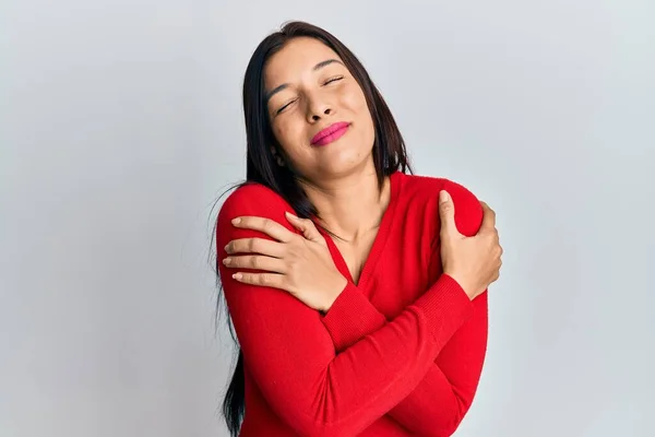 Mujer Latina Joven Vistiendo Ropa Casual Abrazándose Feliz Positivo Sonriendo — Foto de Stock