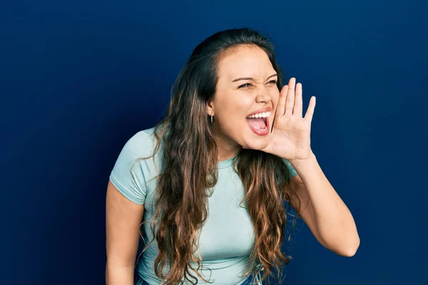 Junge Hispanische Mädchen Lässiger Kleidung Schreien Und Schreien Laut Seite — Stockfoto